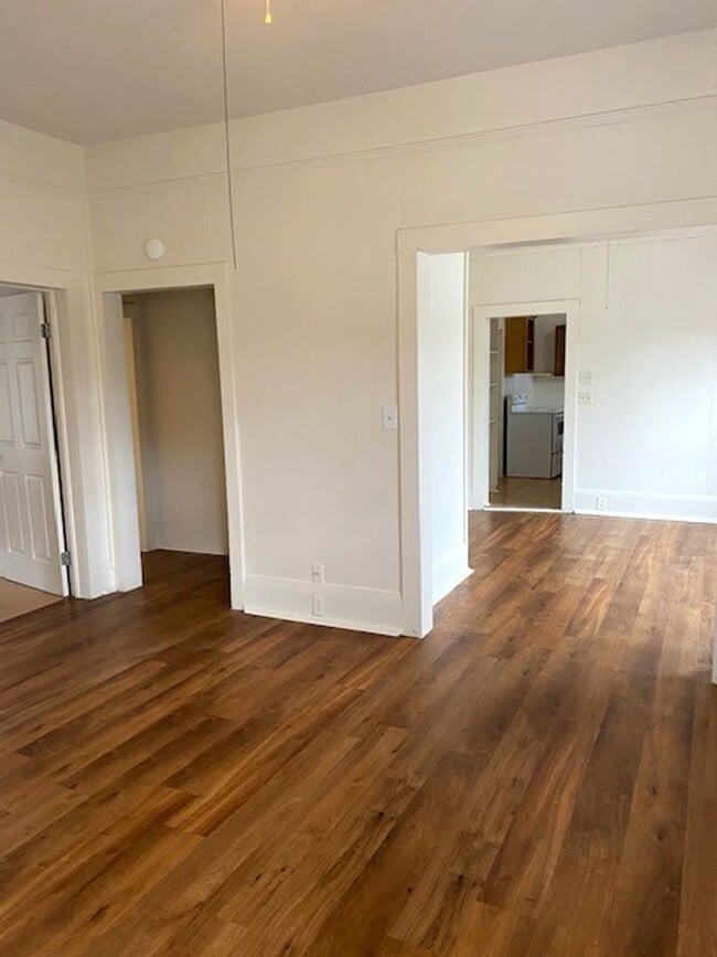 Building Photo - Nice 2/1 home convenient to UF Campus