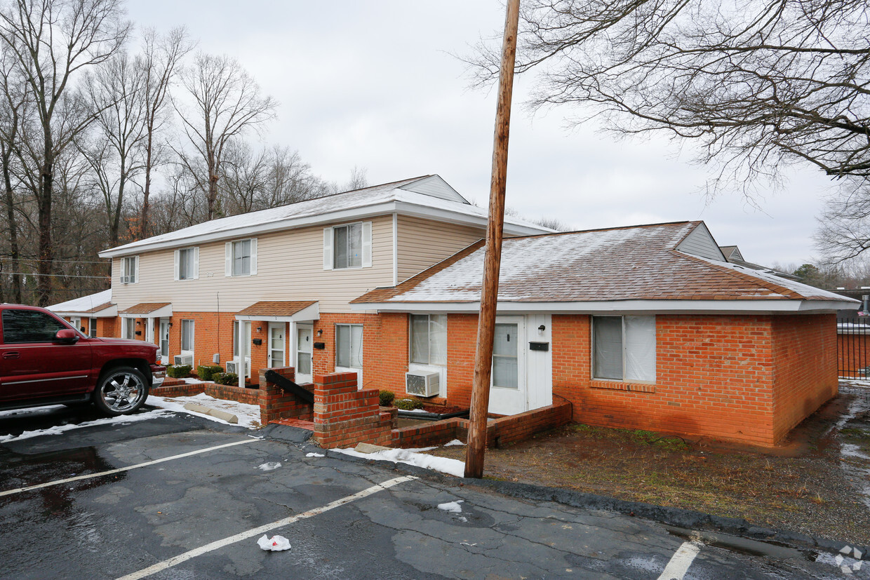 Primary Photo - Valley Oaks Apartments