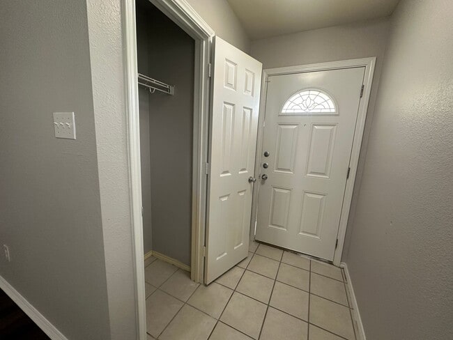 Building Photo - For Lease | 3 Bed, 2 Bath | 1,426 Sq Ft | ...