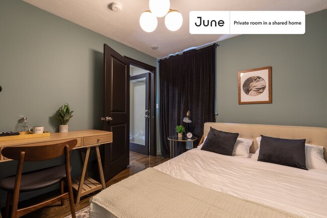 Foto del edificio - Private bedroom in 6 bed/4 bath Home