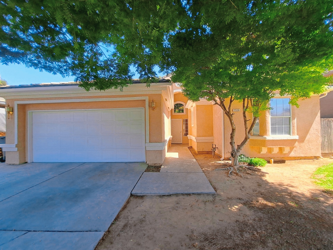 Primary Photo - Comfortable Living in a Pet-Friendly Home ...
