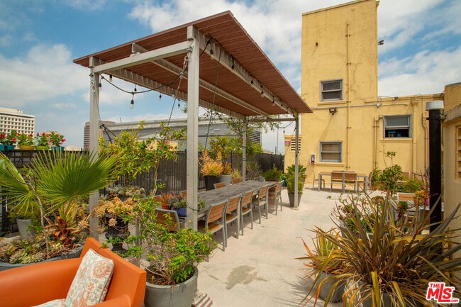 Foto del edificio - 108 W 2nd St