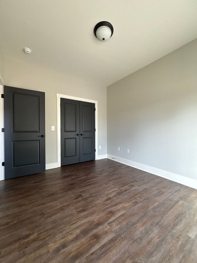 Building Photo - Welcome to 190 Mill!