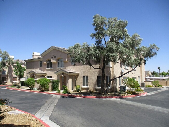 Building Photo - Beautiful townhouse in gated community wit...