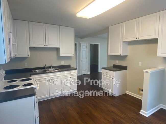 Building Photo - 703 Hare St