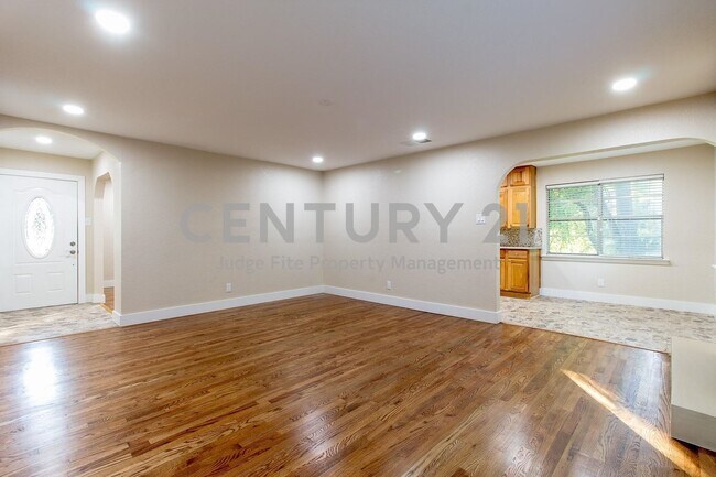 Foto del edificio - Stunning 3/2 in Great Dallas Location Read...