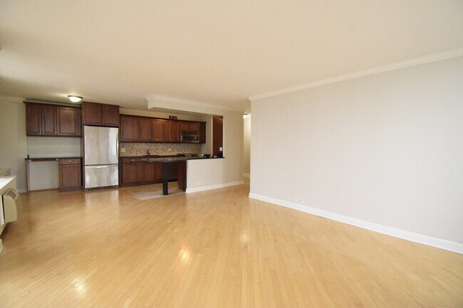 Foto del edificio - 1360 N Sandburg Terrace