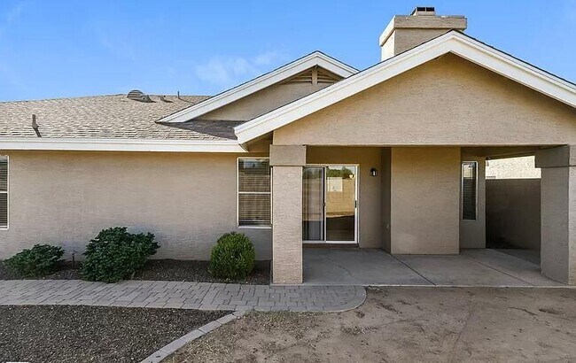 Building Photo - 1102 E Villa Theresa Dr