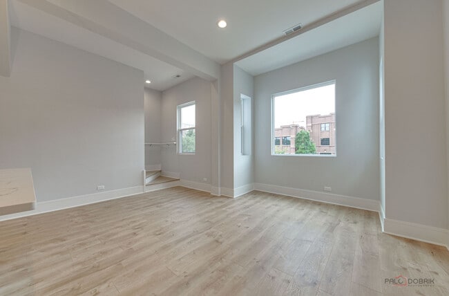 Building Photo - 1746 N California Ave