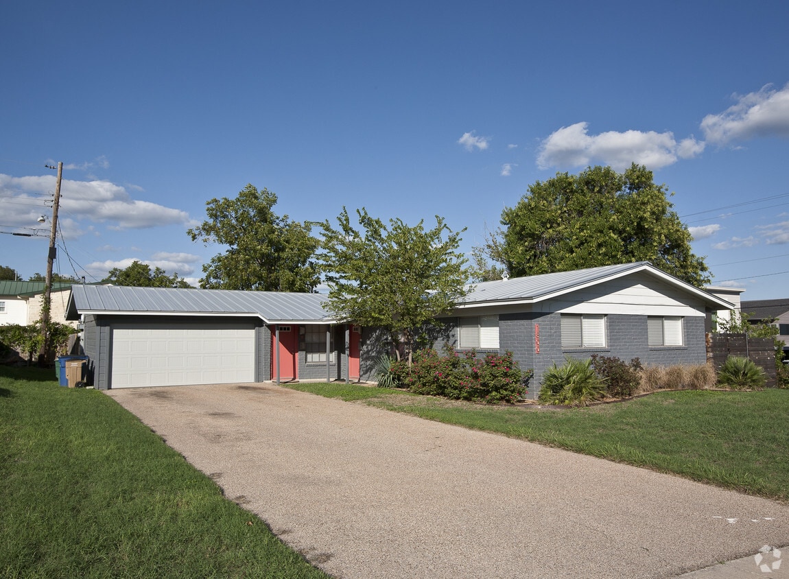 Primary Photo - 1800-1906 Blue Crest Dr