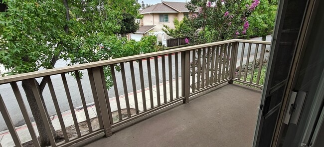 Building Photo - Modern 1BR/1BA Condo Available Now