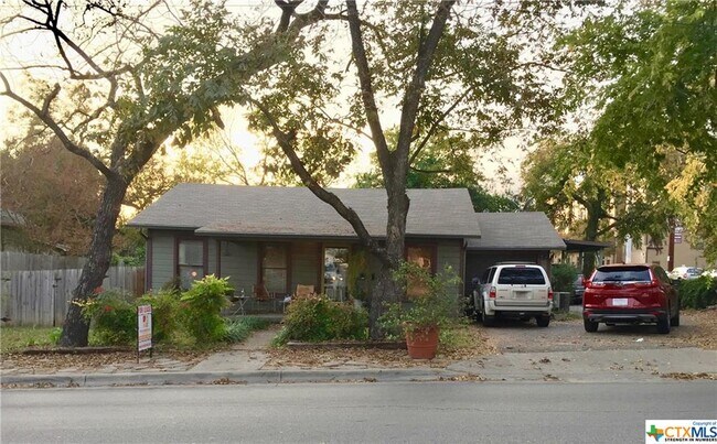 Building Photo - 225 N Comanche St