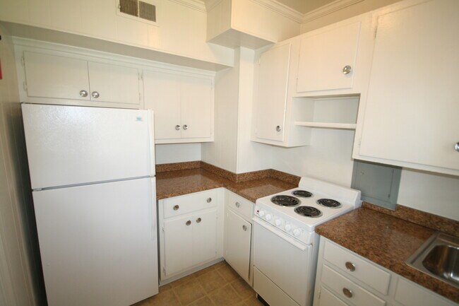 Building Photo - End Unit Townhouse with Hardwoods / W&D / ...