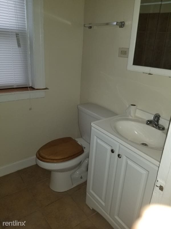 Building Photo - 2 br, 1 bath Apartment - 1740 E. 73 St