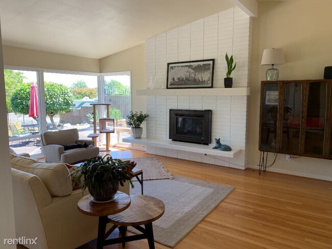 Building Photo - 3 br, 3 bath House - 3238 Viewcrest Dr NE