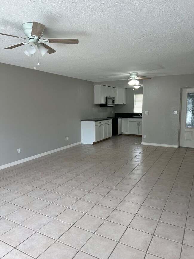 Foto del edificio - 2 bed room one bath duplex