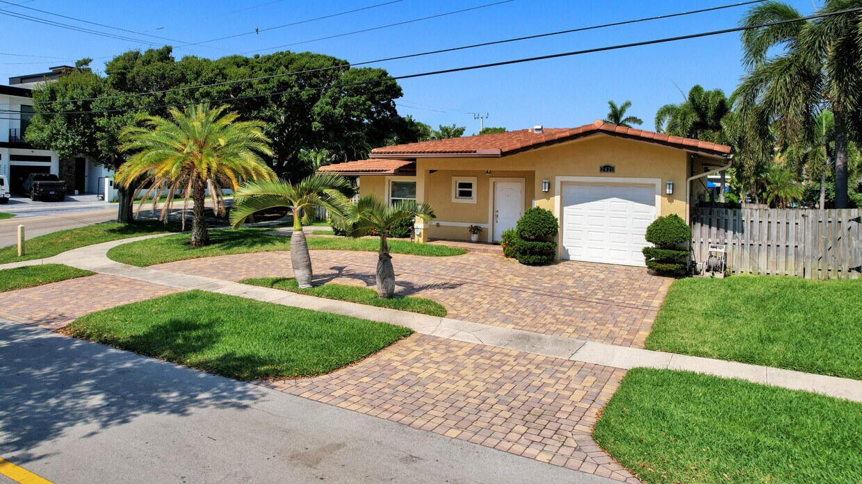 Foto principal - 2421 NE 49th St