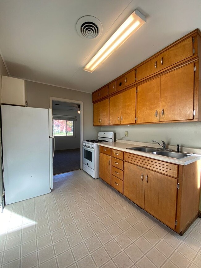 Building Photo - 3 Bedroom Single Family Home!