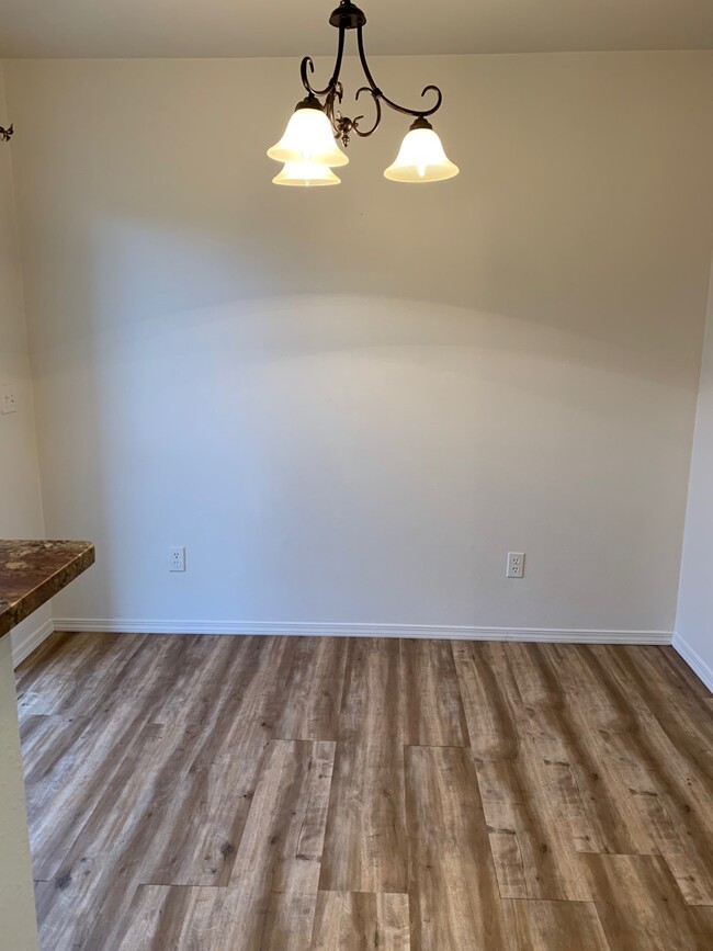 Foto del edificio - 465 N Cedar St