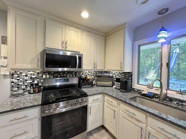 Foto del edificio - ONE-OF-A-KIND RENTAL ON 16 ACRES | UPDATED...