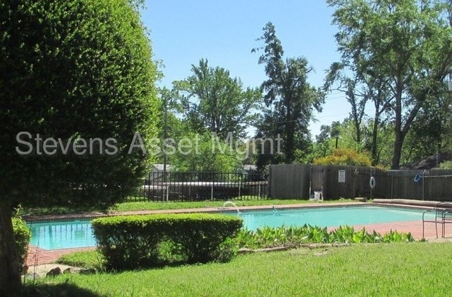 Building Photo - *REDUCED *ADORABLE 1/1 CONDO FAIRFIELD OAKS*