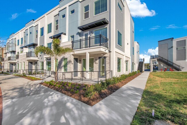 Foto del edificio - 3/2.5 WITH OVERSIZED FLEX SPACE AND HALF BATH IN OVIEDO'S CITY PLACE