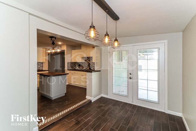 Building Photo - 2206 E Arbor Cir