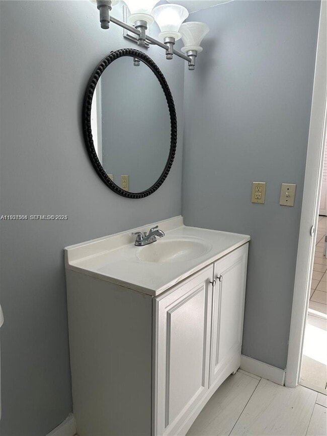 Foto del edificio - 1080 N Franklin Ave