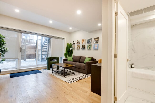 Building Photo - 1520 Av des Pins O