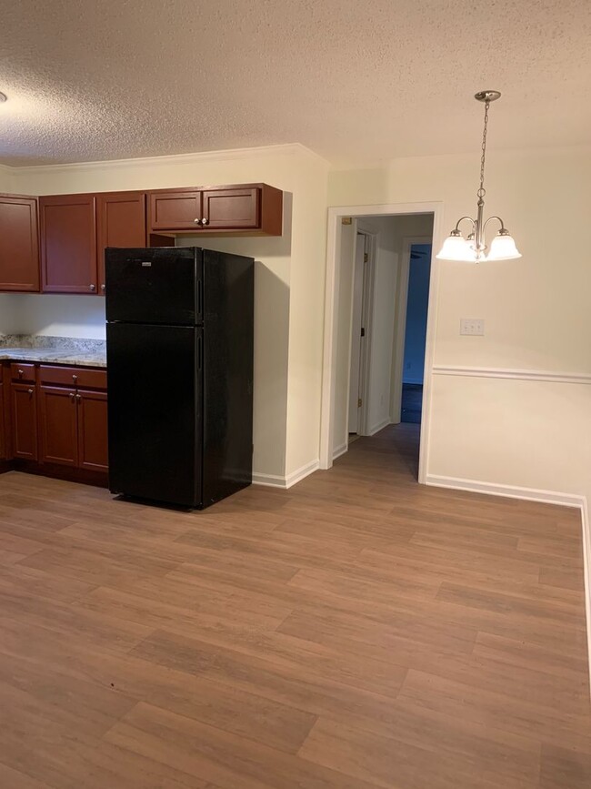 Building Photo - 4 BR 3 BATH in Cedar Creek!