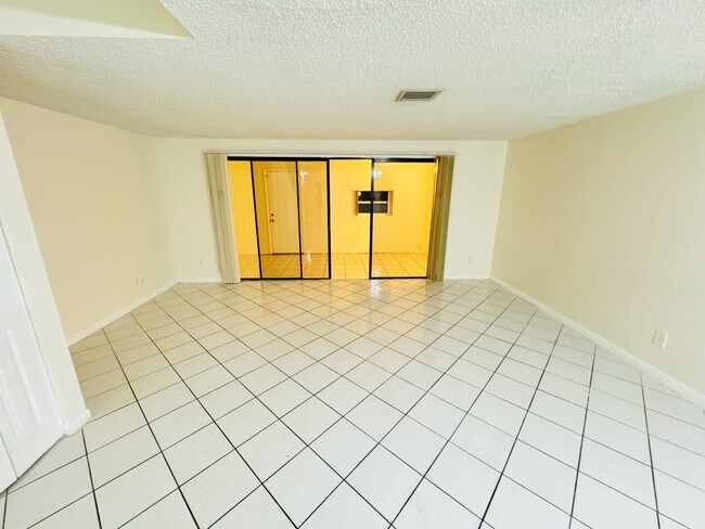 Foto del edificio - 8819 Springtree Lakes Dr