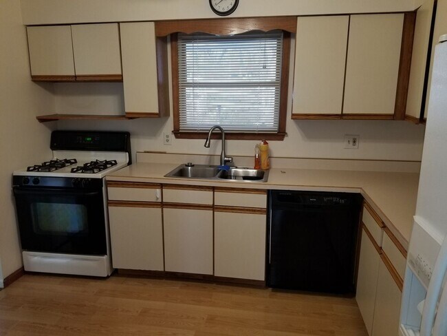 Building Photo - 3 br, 1.5 bath House - 132 Malcolm Ave