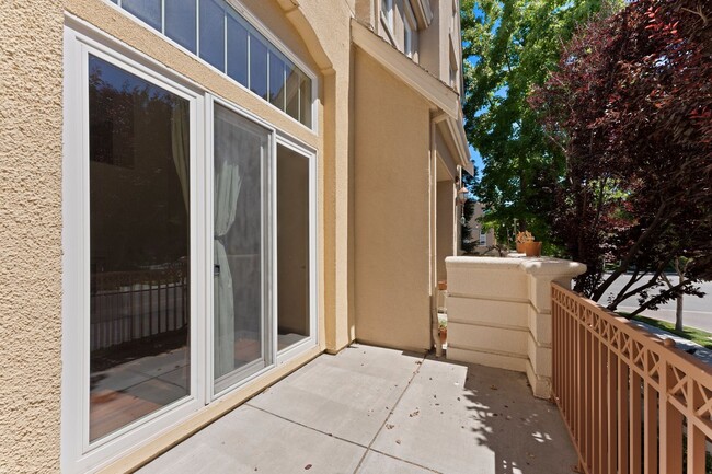 Building Photo - CONVENIENT & LUXURIOUS TOWNHOME BEAUTIFULL...