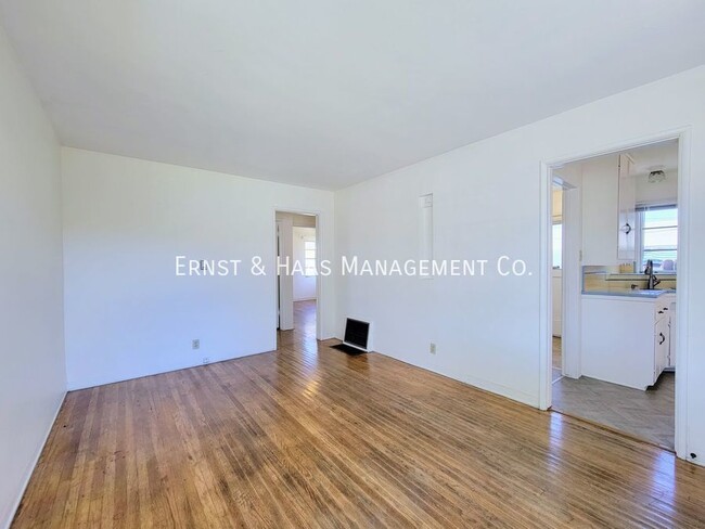 Building Photo - Lovely 2 Bedroom Duplex  Unit with 1 Car G...