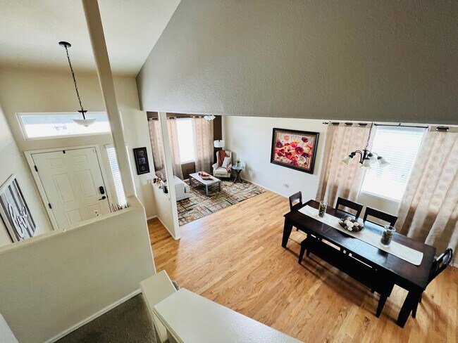 Building Photo - Gorgeous 3 bed/2.5 bath home with 3-CAR TA...