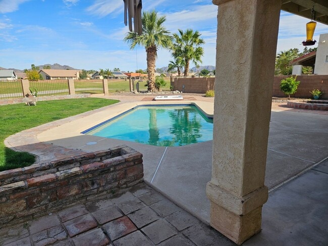 Building Photo - Pool home on Golf Course!