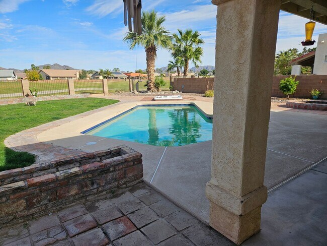 Foto del edificio - Pool home on Golf Course!