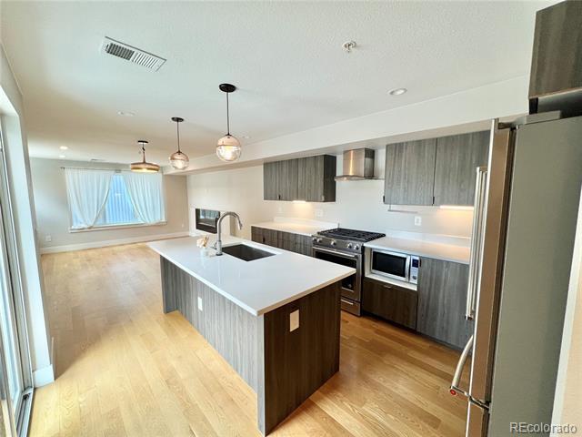 Foto del edificio - 4921 Lowell Blvd