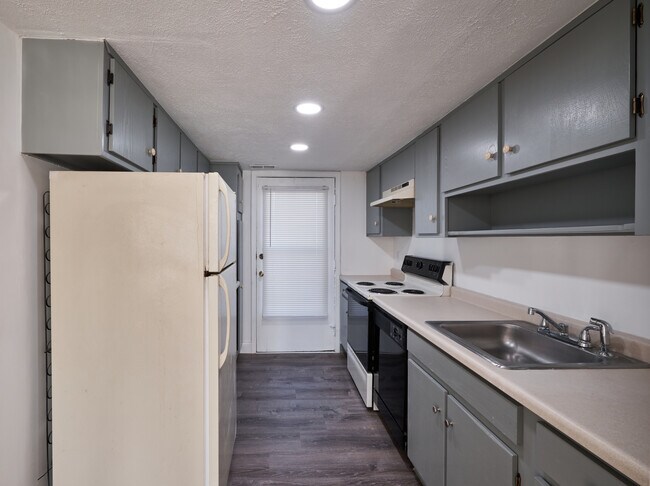 Foto del edificio - 7401 Countrybrook Dr