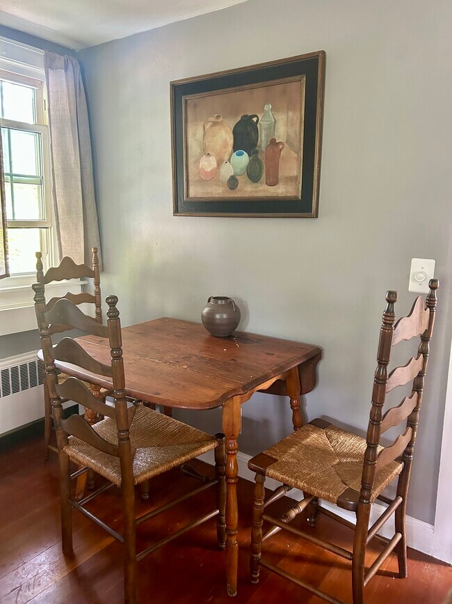 Mesa de comedor antigua con sillas. Capacidad para 4 personas. - 32 Meadow St