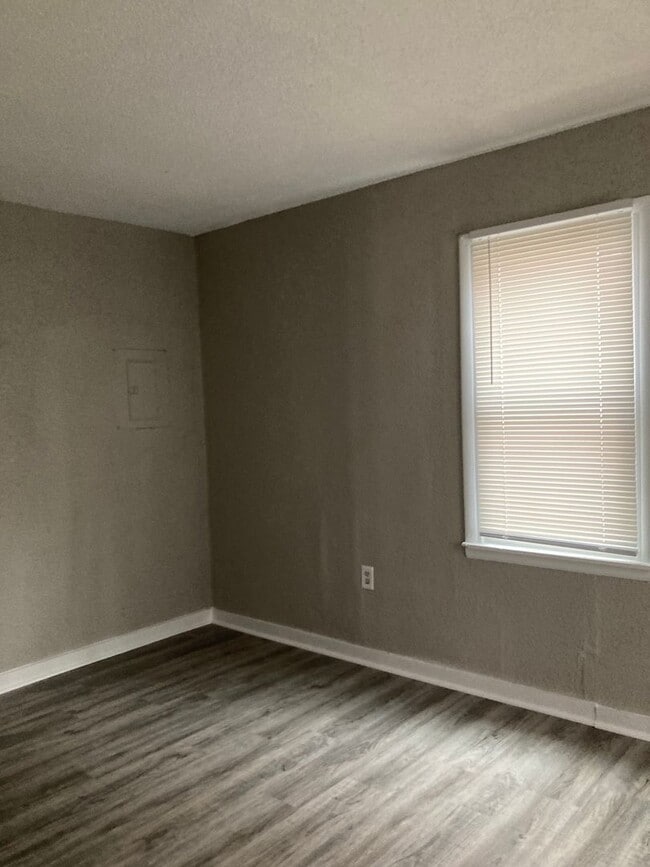 Building Photo - Move in special. 2 bedroom house with bonus room