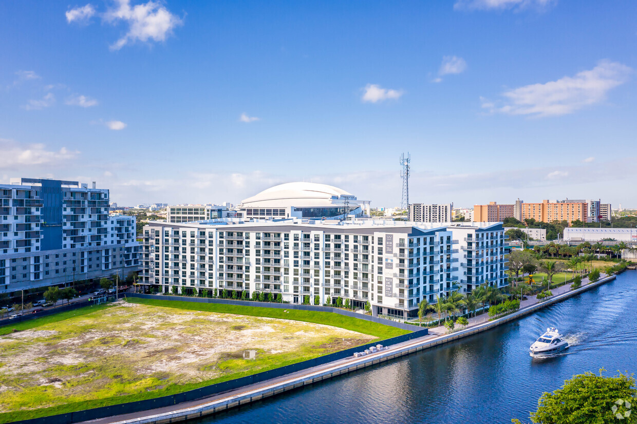 Luxury Miami River Apartments Photo