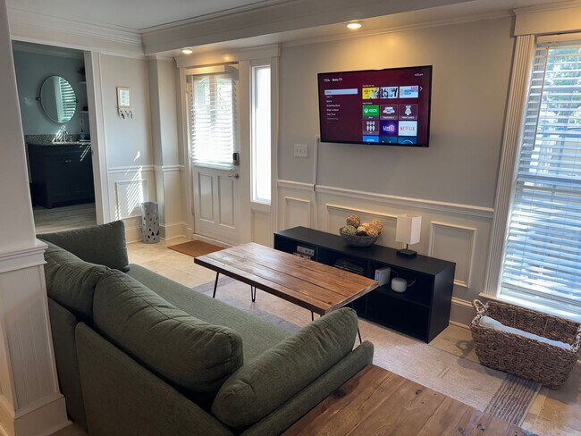 Foto del edificio - 6-Month Lease Option Available — Stylish First-Floor Condo by Daffin Park with All-Inclusive Util...