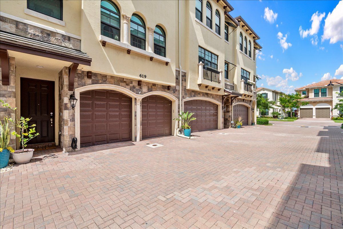 Foto principal - 619 Windward Cir S