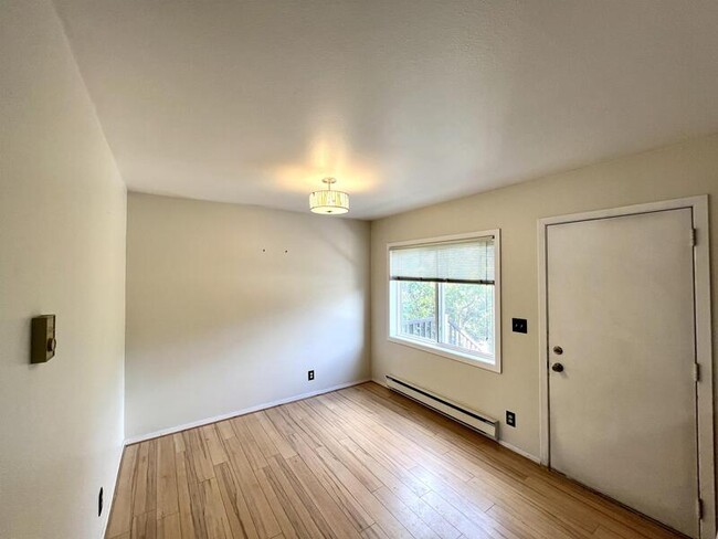 Building Photo - 2543 Southridge Dr