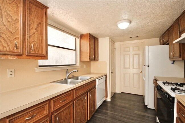 Building Photo - 6603 Hart Ln
