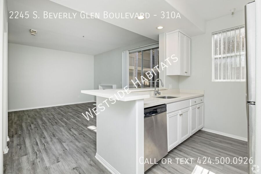 Foto principal - 2245 S Beverly Glen Blvd