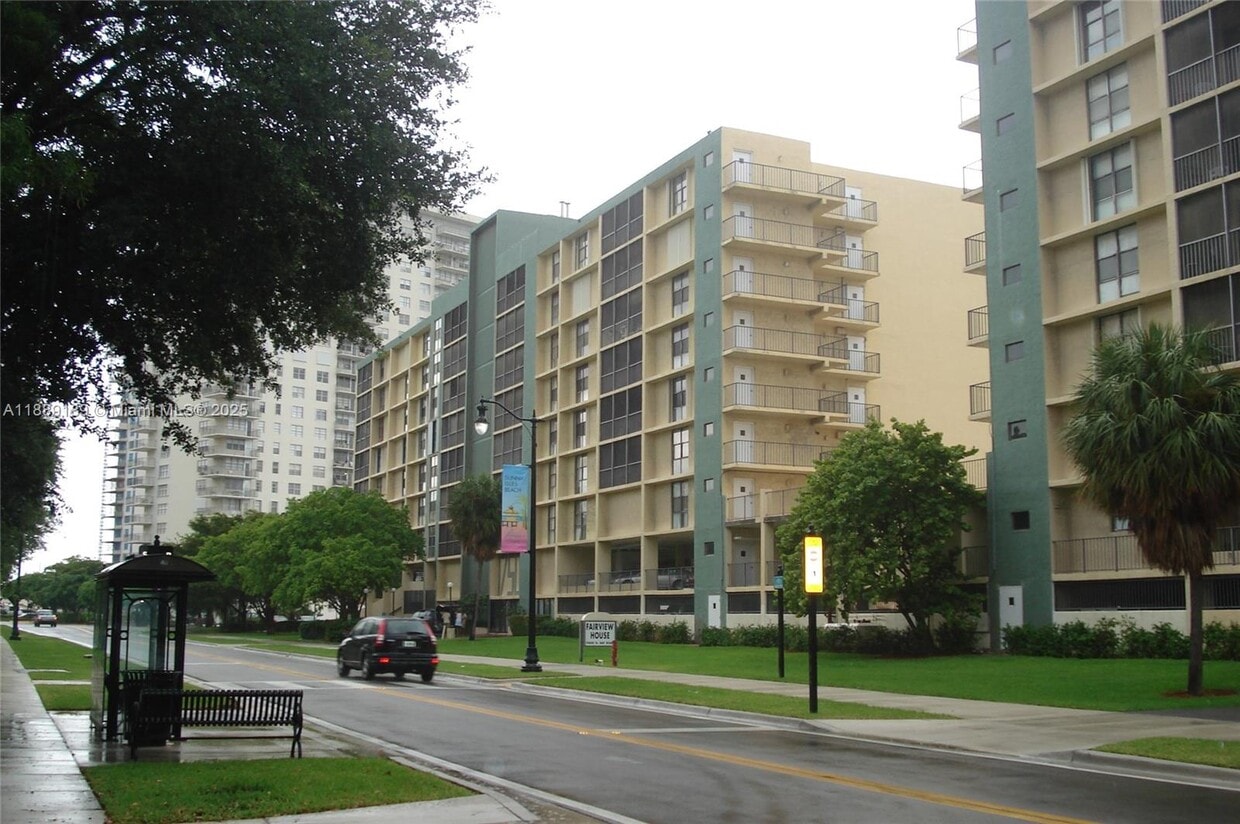Foto principal - 17500 N Bay Rd