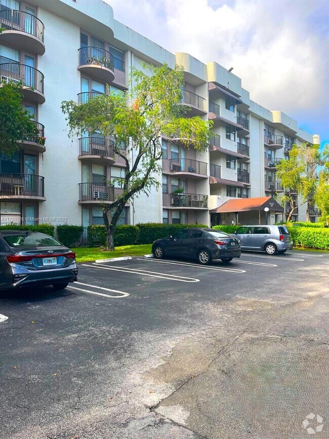 Building Photo - 2701 Riverside Dr