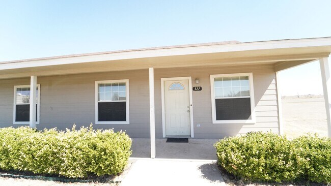 Foto del edificio - COMING SOON FOR LEASE 6/16! Nice 3 BR - 2 BA - Duplex in Peaster ISD